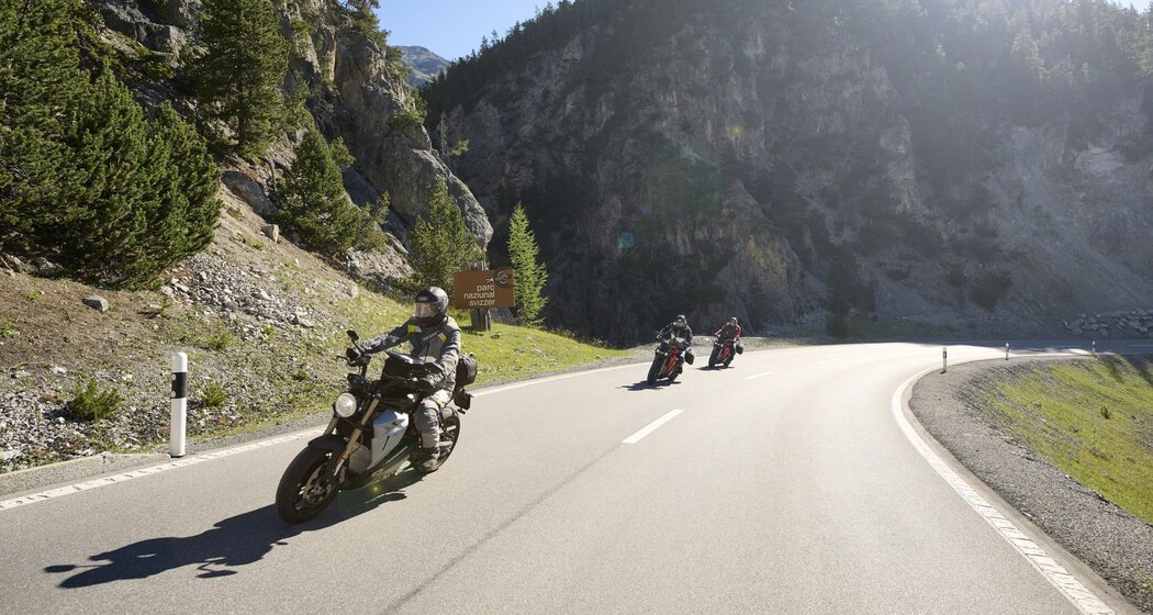 SC_SH3367_E-MOTO_D195860-custom