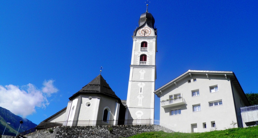 Sumvitg mit seiner von weither sichtbaren Kirche