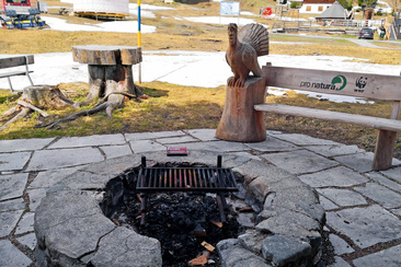 Die-Feuerstelle-ist-mit-einem-Grillrost-ausgestattet © Schweizer Familie