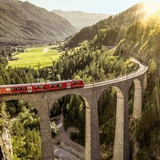 Die Rhätische Bahn über das imposante Landwasserviadukt