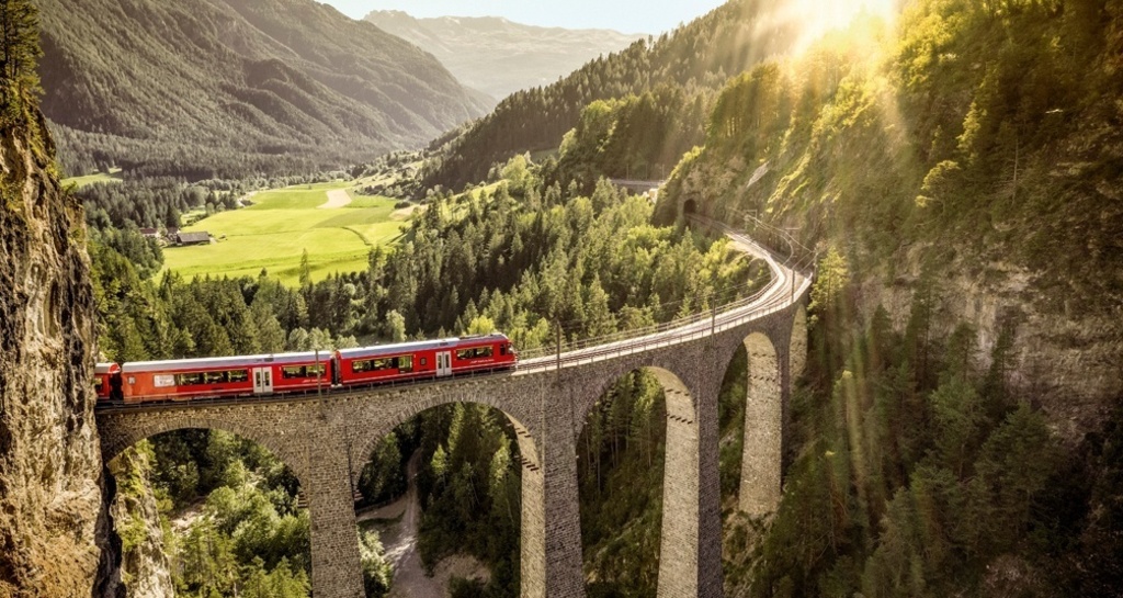 Die Rhätische Bahn über das imposante Landwasserviadukt