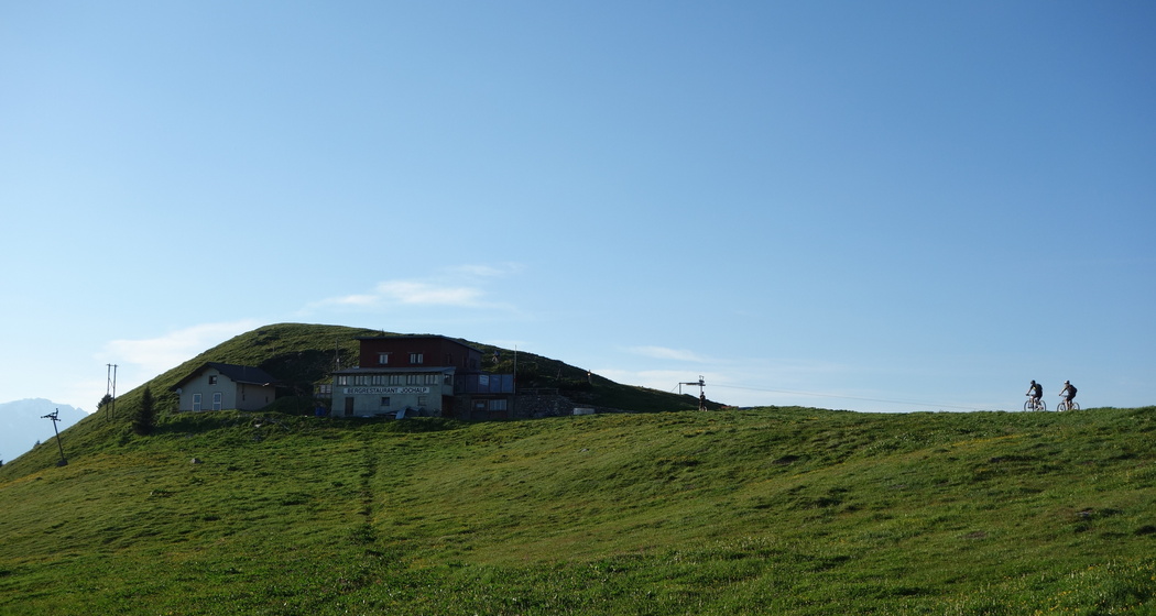Kurz vor dem Churer Joch mit dem Restaurant knapp unterhalb des Gipfels