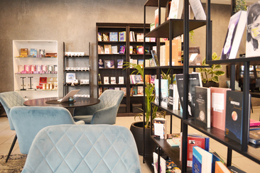 manas-books-and-coffee-leaniederer4