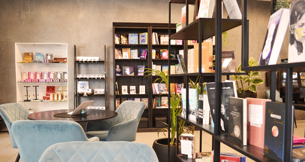 manas-books-and-coffee-leaniederer4