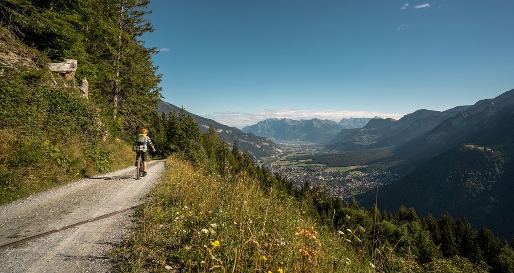 Abfahrt von Brambrüesch mit Blick ins Bündner Rheintal