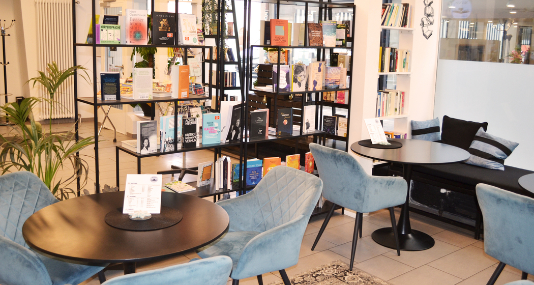 manas-books-and-coffee-leaniederer