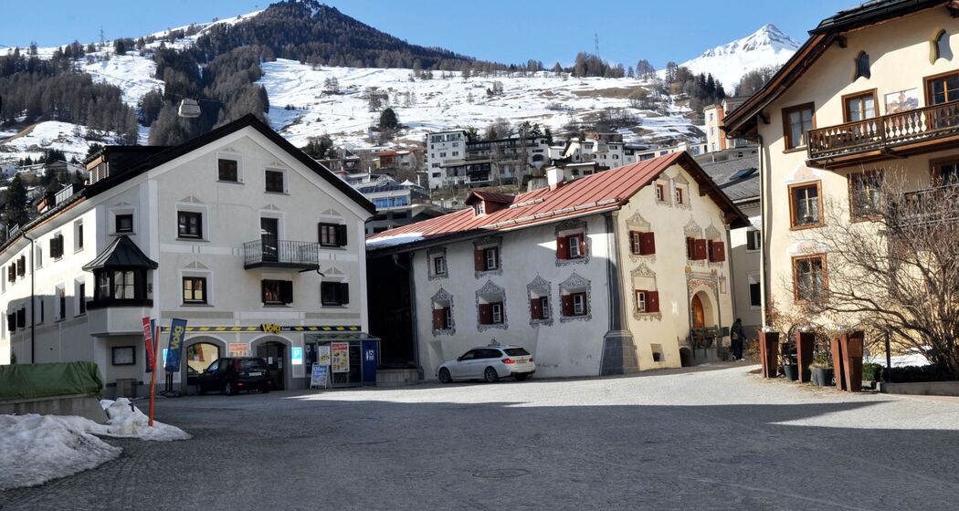 Am idyllischen Dorfplatz in Scuol
