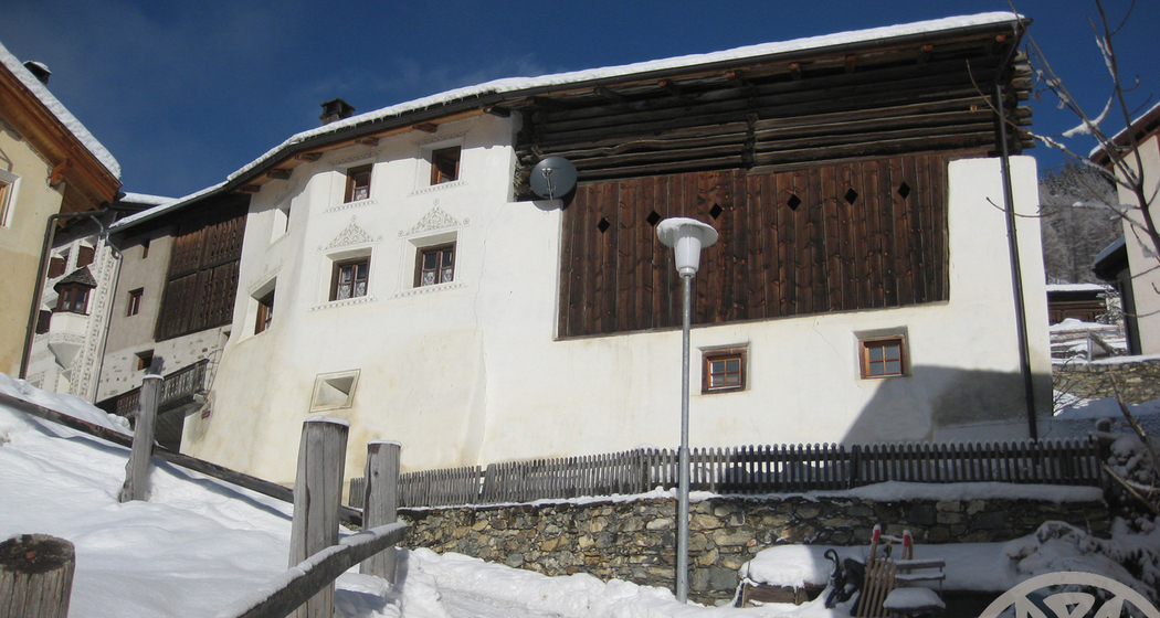 Engadinerhaus im Winter