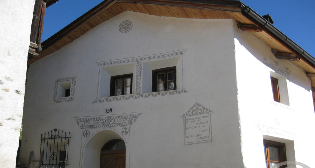 Engadinerhaus im Sommer