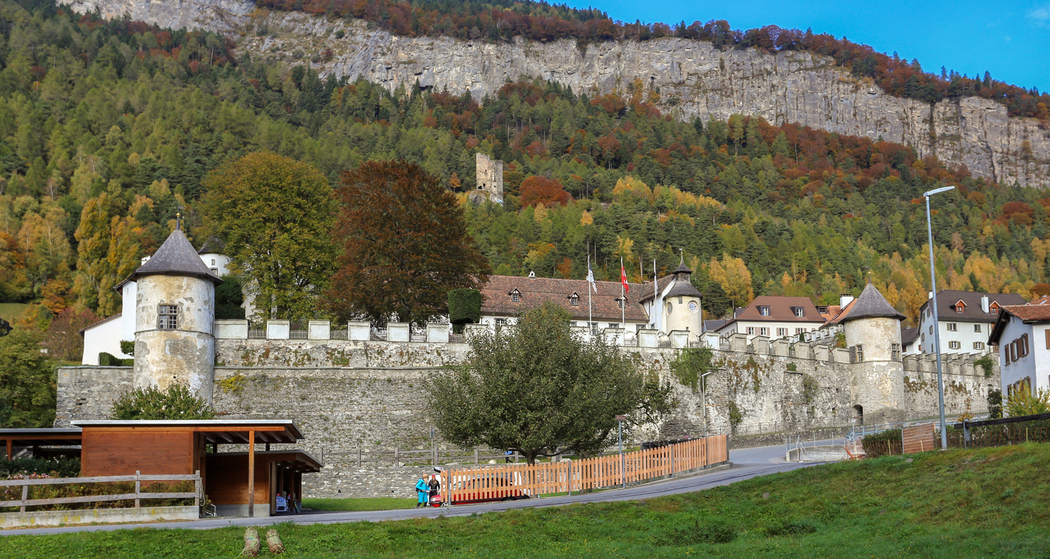 Haldenstein mit Schloss und Ruine im Hintergrund
