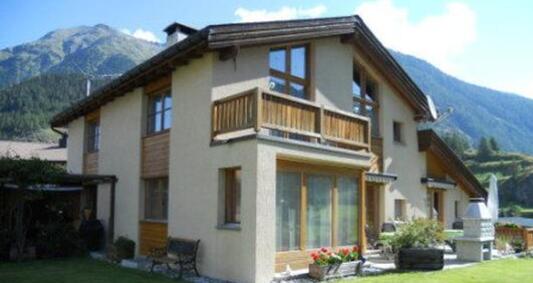 Aussenansicht Westseite im Sommer