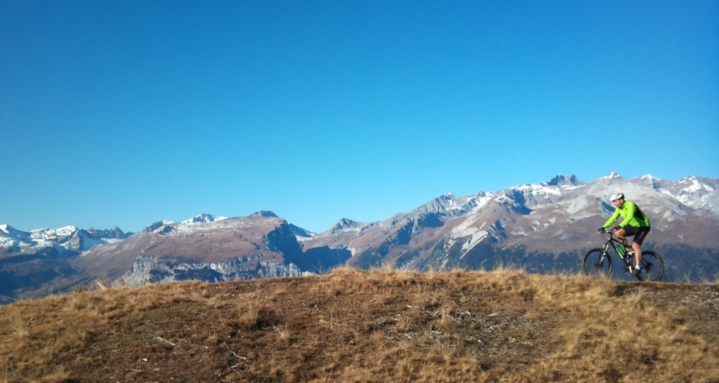 Rhäzünser Alp mit Blick zur gegenüberliegenden Flimser Bergwelt