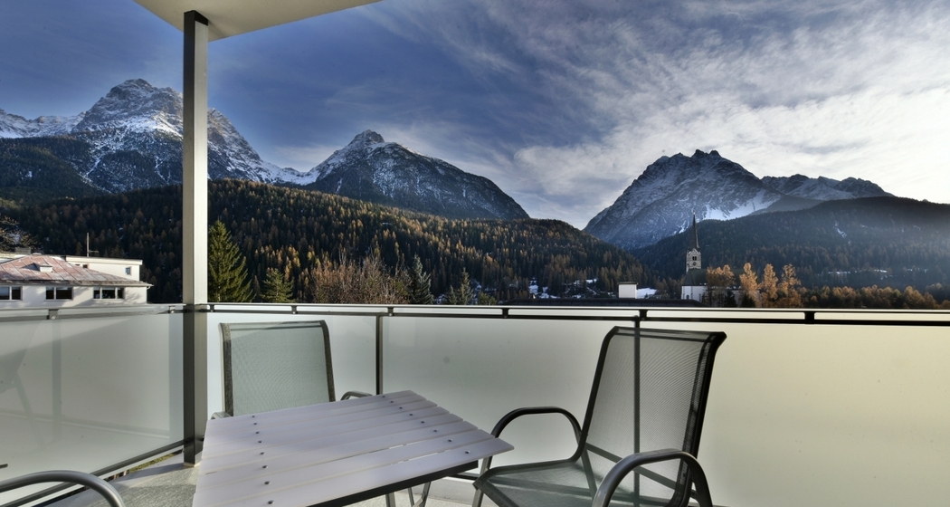Aussicht von Terrasse auf die Engadiner Dolomiten