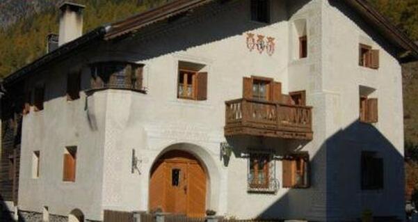 Frontansicht der Chasa Städler mit Balkon welcher zur Ferienwonung gehört.