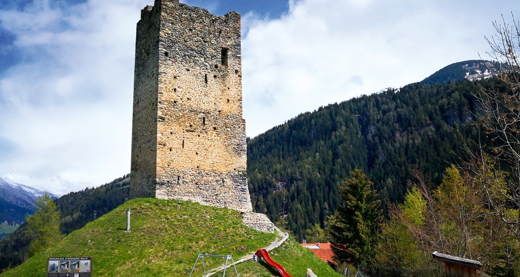 Schweizer Familien Feuerstelle, Burg-Strassberg