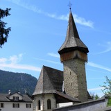 Kirche mit Wehrturm in Langwies