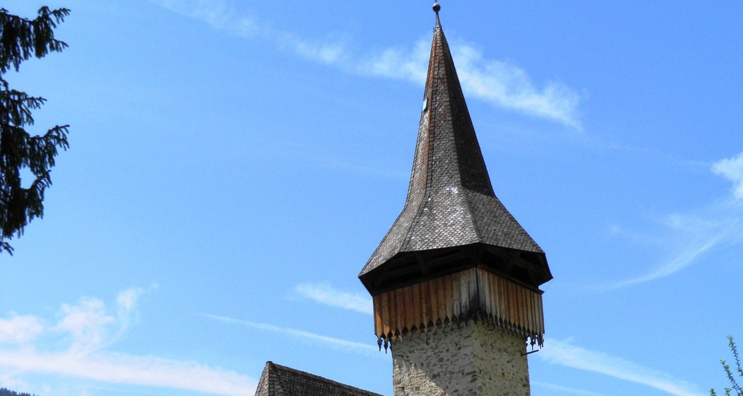 Kirche mit Wehrturm in Langwies