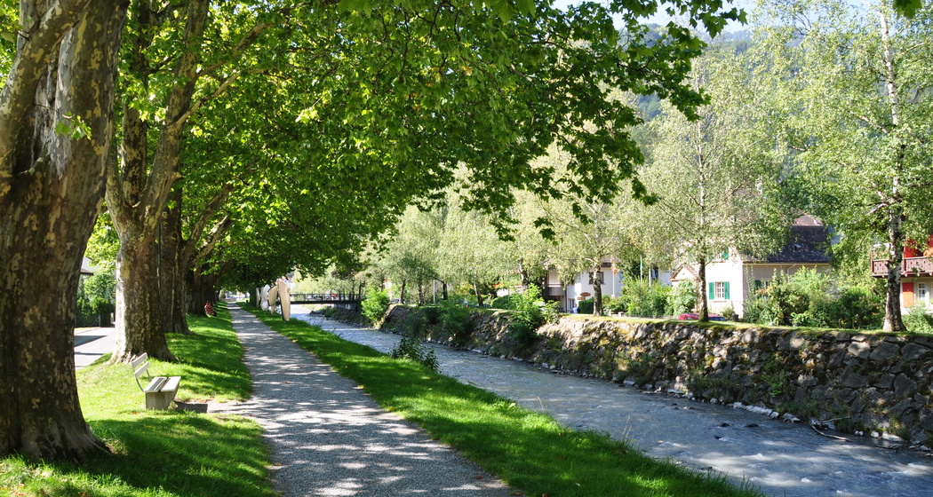 Der Tamina entlang ins Dorf