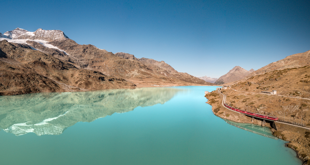 Regionalzug beim Lago Bianco