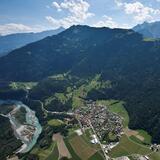 Blick auf Rhäzüns mit der Rhäzünser Alp oberhalb