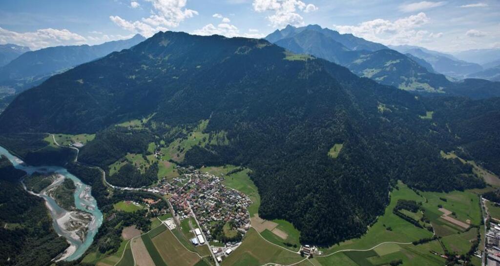 Blick auf Rhäzüns mit der Rhäzünser Alp oberhalb