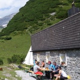 Ringelspitzhütte mit Blick zum Ringelspitz Gipfel