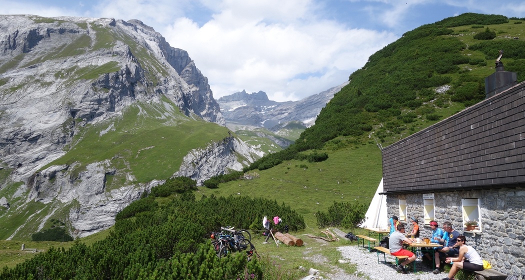 Ringelspitzhütte mit Blick zum Ringelspitz Gipfel