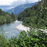 Wanderung zwischen Bahngleis und Rheinfluss