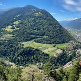 Aussicht von Felswand auf dem Mittenberg Maladers Trail