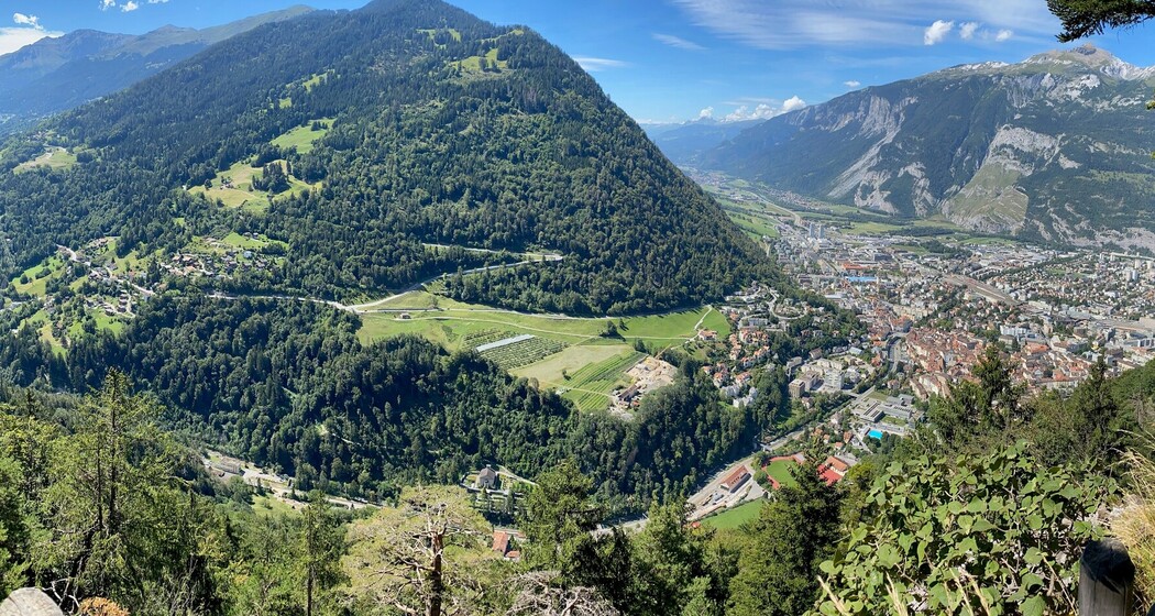 Aussicht von Felswand auf dem Mittenberg Maladers Trail