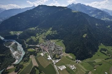 Rhäzüns mit dem Hinterrhein