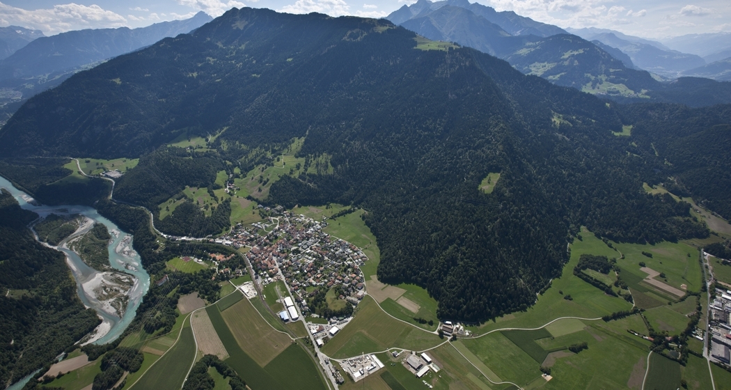 Rhäzüns mit dem Hinterrhein