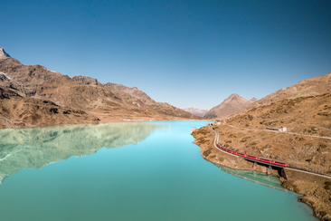 Regionalzug beim Lago Bianco