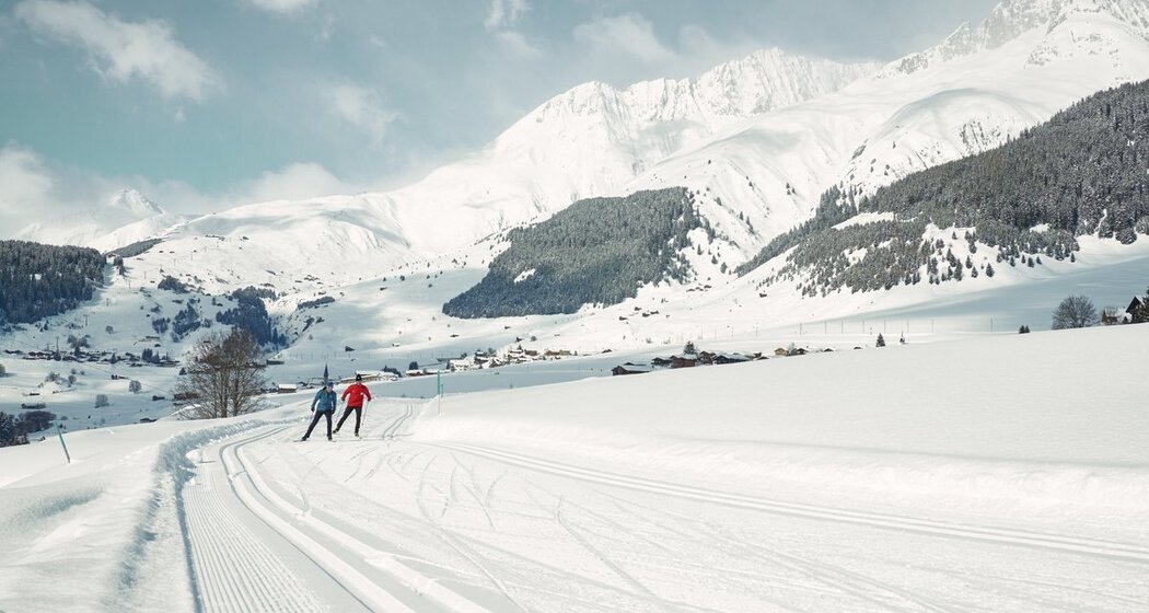 Zwei Langläufer auf der Loipe