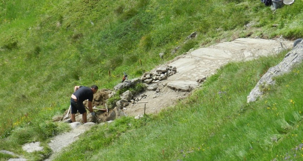 Handwerker aus Italien haben die Strasse in alter Technik saniert.