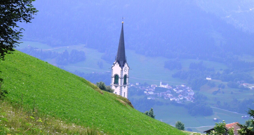 Ladir: ein Dorf am steilen Hang