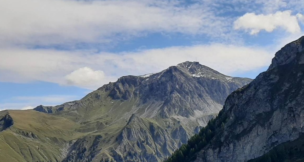Das Aroser Weisshorn mit der Station der Luftseilbahn Arosa-Weisshorn als Ziel dieser Wanderung.