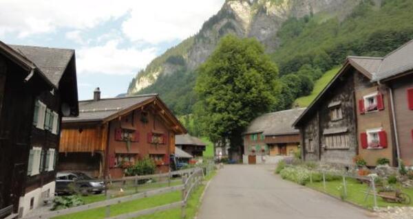Weisstannen Oberdorf mit Dorflinde
