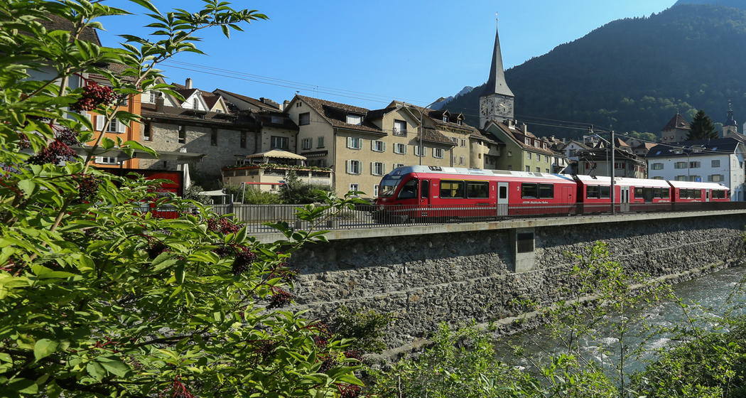Die Arosabahn fährt durch Chur