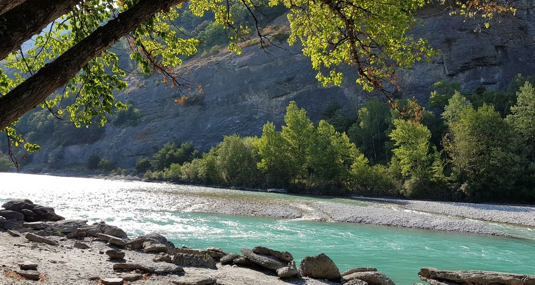 Bucht am Alpenrhein am Rande der Stadt Chur