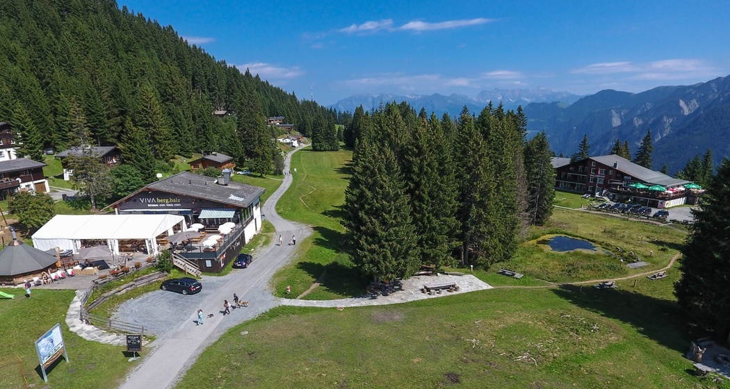 Brambrüesch im Sommer von oben mit Bergrestaurants und Moor Riedboden