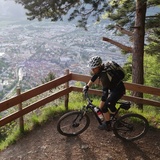 Trail Richtung Maladers mit Ausblick auf die Stadt