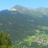 Blick auf Maladers und den Montalin - das Fürhörnli liegt direkt bei der Baumgrenze