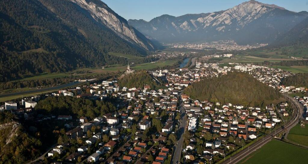 Domat/Ems mit Tumas und Blick ins Rheintal bis Chur