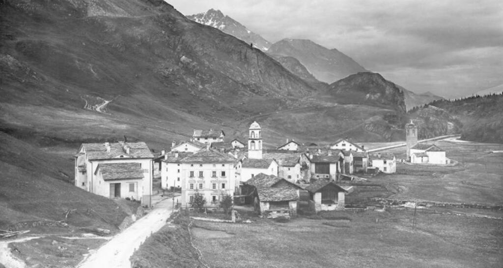 Die Julierstrasse durch Bivio im Zeitraum 1890-1936. Damals war der Belag noch nicht befestigt, Postkutschen konnten die Passstrasse jedoch befahren.