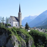 evang. Kirche von Scuol über dem Inn