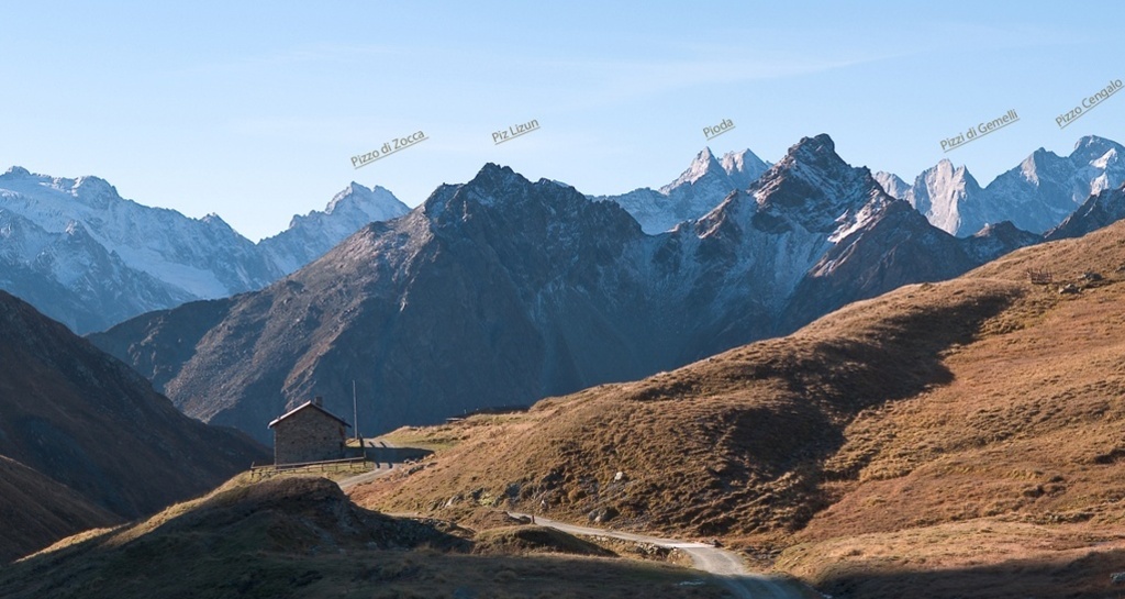 Ausblick von der Passhöhe in die Bergeller Alpen.