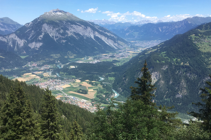 Ausblick von der Rhäzünser Alp ins Churer Rheintal und auf den Calanda