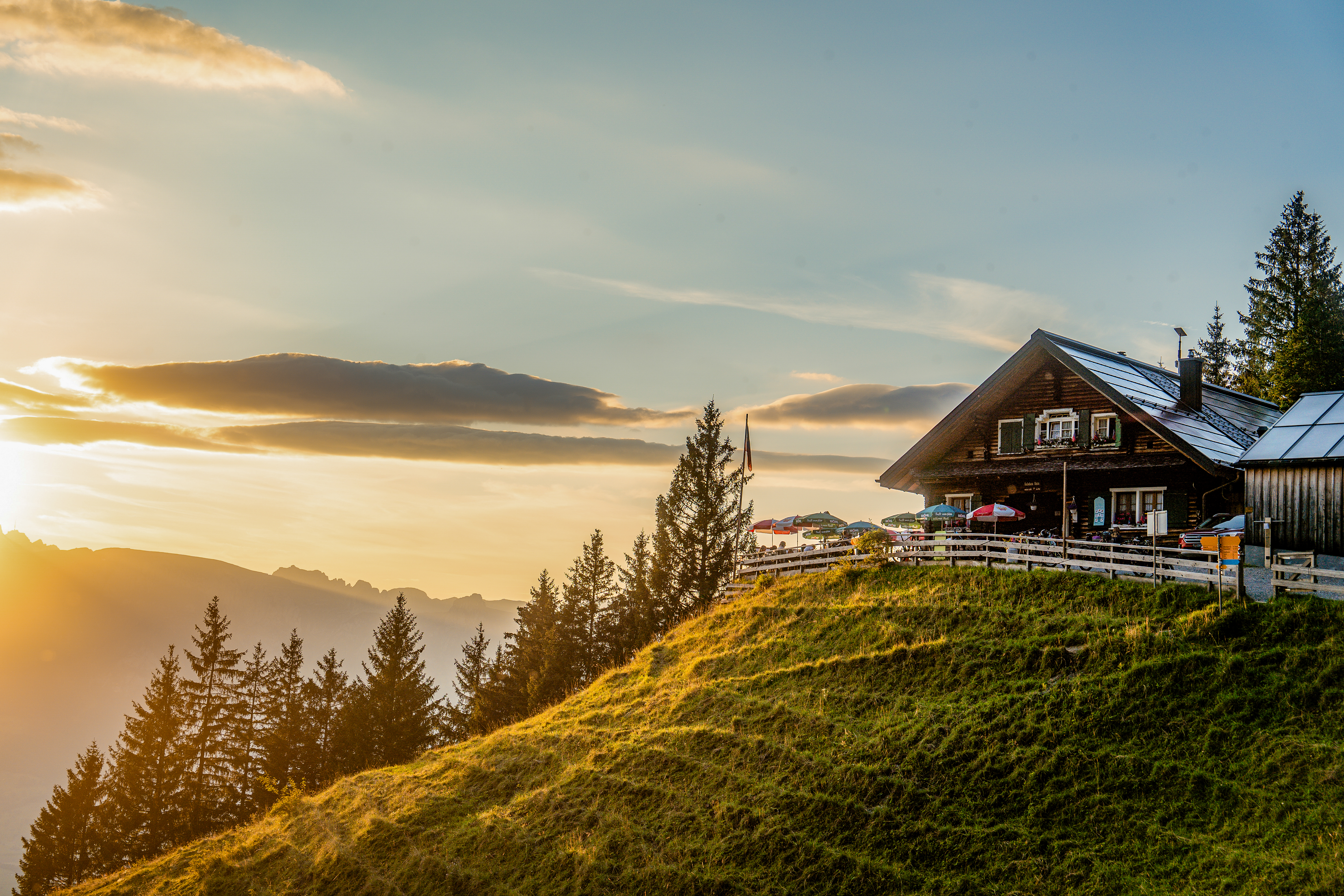 Gafadurahütte bei Sonnenuntergang mit traumhaftem Panorama über das Rheintal und die Alpen