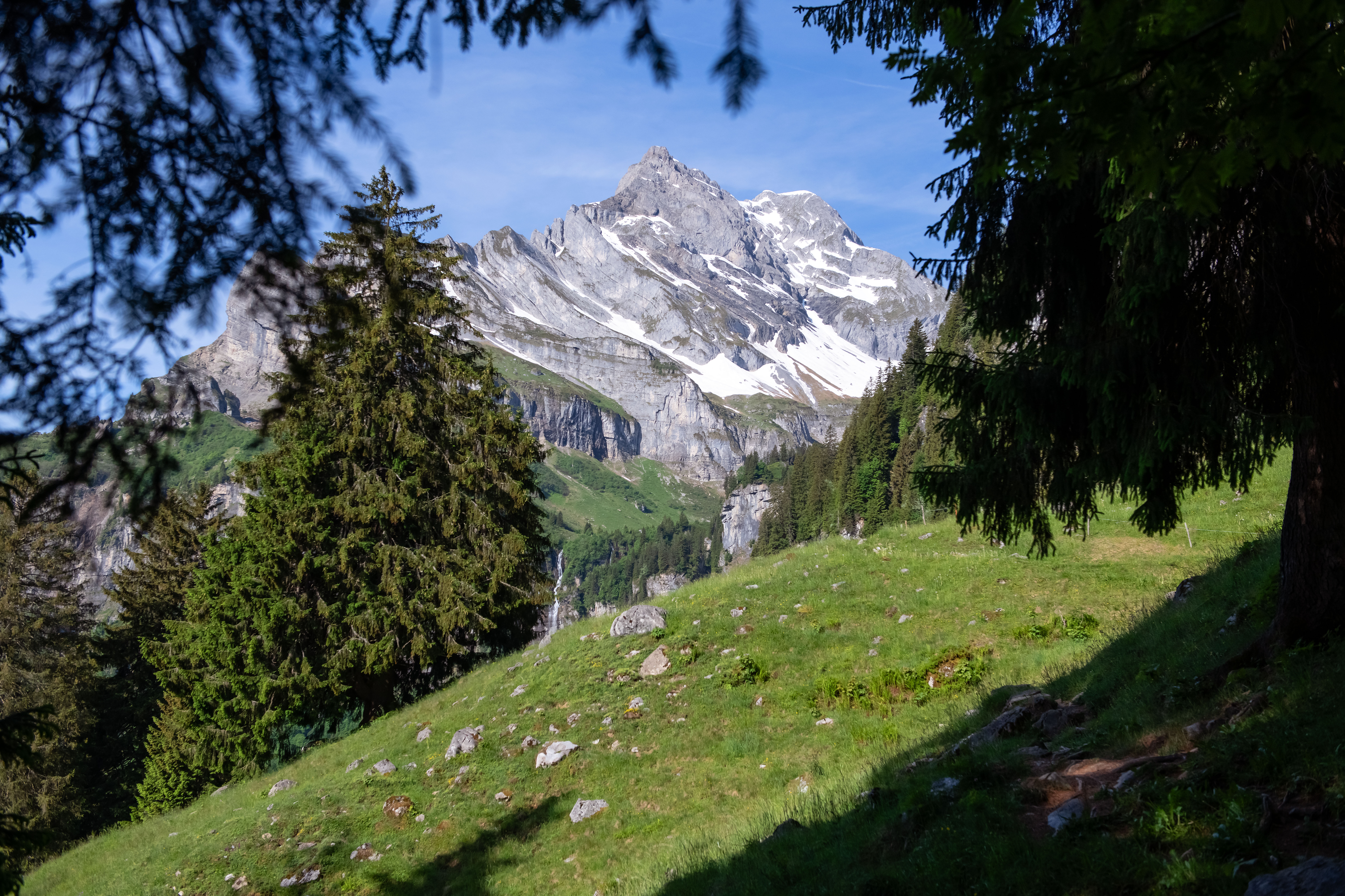 0db1a197a43d49c0d00a7d67fea6f4a1c3ba24b5_Braunwald_Brummbachfall_Weg_Ortstock_MRH_DSC3101.jpg